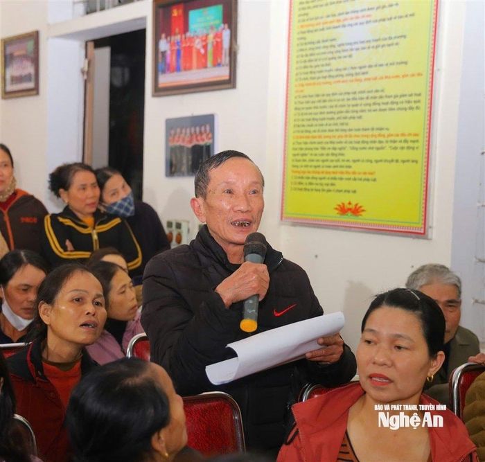 Người dân xã Hưng Nguyên Nam phát biểu ý kiến về các đồ án các khu quy hoạch phân lô đất trên địa bàn xã. Ảnh: NH