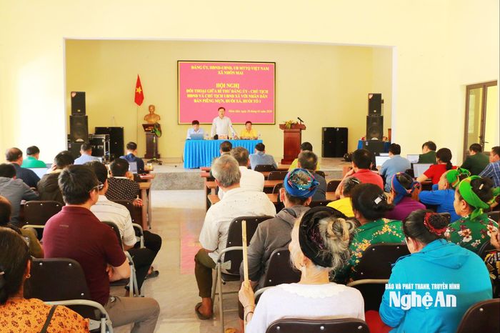 Lãnh đạo cấp ủy, chính quyền xã Nhôn Mai đối thoại với người dân. Ảnh: K.L