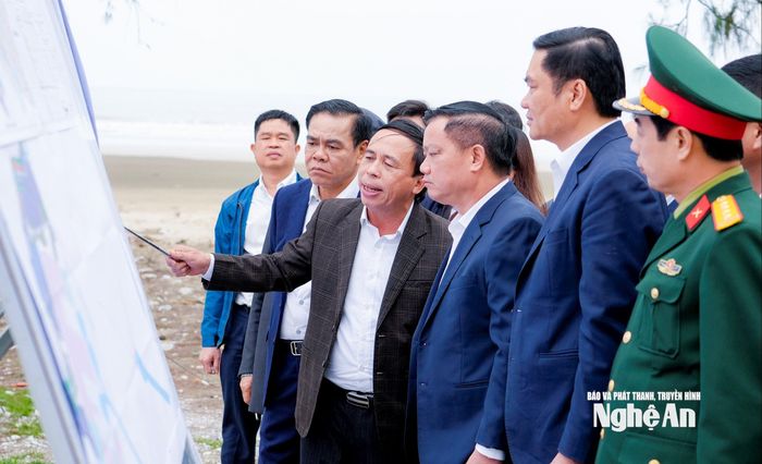 Đồng chí Nguyễn Khắc Thận - Ủy viên Trung ương Đảng, Bí thư Tỉnh ủy cùng các đồng chí Thường trực Tỉnh ủy kiểm tra thực địa tình hình triển khai dự án Nhà máy Nhiệt điện LNG Quỳnh Lập tại phường Tân Mai. Ảnh tư liệu: Phạm Bằng