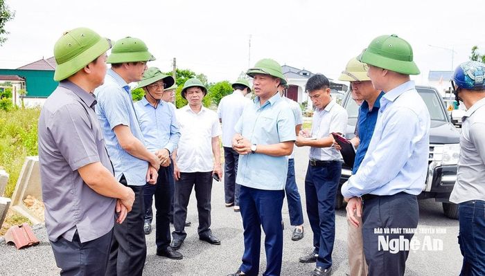 Lãnh đạo tỉnh kiểm tra dự án đường ven biển đoạn qua phường Tân Mai. Ảnh: P.V