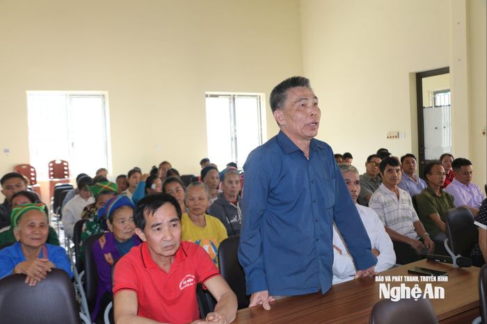 Người dân xã Nhôn Mai bày tỏ ý kiến tại cuộc đối thoại với cấp ủy, chính quyền. Ảnh: K.L
