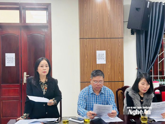 Phó Chủ tịch Thường trực Hội Nhà báo tỉnh Hồ Thị Ngân phát biểu tại cuộc họp. Ảnh: Như Biển