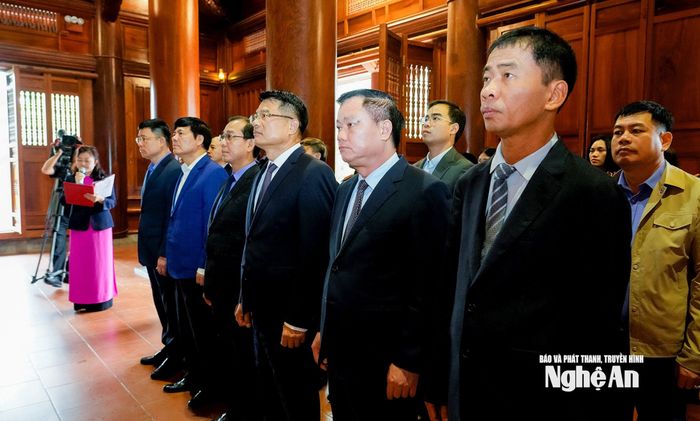 Lãnh đạo Viện KSND tối cao và tỉnh Nghệ An thành kính bày tỏ lòng biết ơn vô hạn và sự kính trọng sâu sắc đối với Chủ tịch Hồ Chí Minh. Ảnh: Phạm Bằng