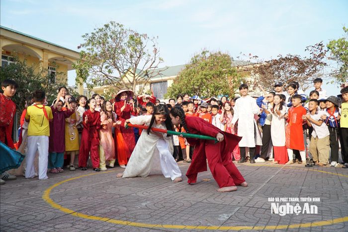 Trò chơi đẩy gậy thu hút sự tham gia của đông đảo học sinh khối 5. Ảnh: Mỹ Hà