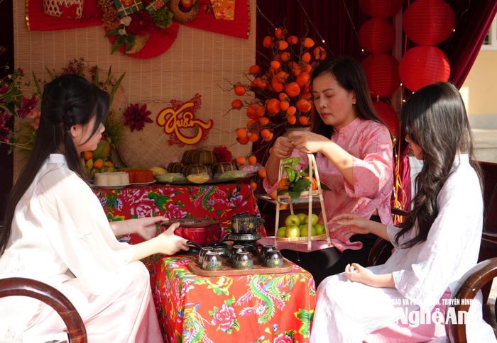 Giáo viên và học sinh Trường THCS Lê Mao tái hiện không gian Tết xưa. Ảnh: Mỹ Hà