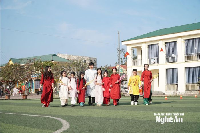 Sau hơn 4 tháng bị ảnh hưởng do bão lũ, niềm vui đã trở lại với cô và trò Trường Tiểu học Thanh Thủy. Ảnh: Mỹ Hà