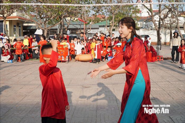 Học sinh khối 2 hào hứng với trò chơi Đập niêu. Đây là trò chơi dân gian dịp Tết đã tồn tại lâu đời và gắn liền với tuổi thơ của nhiều người Việt Nam. Ảnh: Mỹ Hà