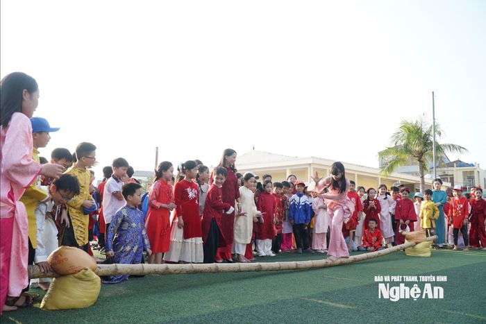 Thi cầu kiều là một trò chơi rất đơn giản mà không kém phần thú vị. Ảnh: Mỹ Hà