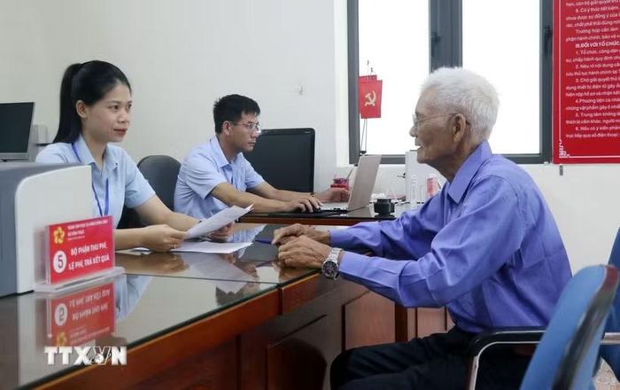 Trung tâm phục vụ hành chính công xã đảo tiền tiêu Vĩnh Thực phục vụ nhân dân. (Ảnh: Văn Đức/TTXVN)