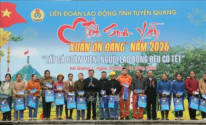 Lãnh đạo Liên đoàn Lao động tỉnh Tuyên Quang trao quà Tết cho đoàn viên, người lao động có hoàn cảnh khó khăn ở Phường Hà Giang 1. Ảnh: Đức Thọ/TTXVN