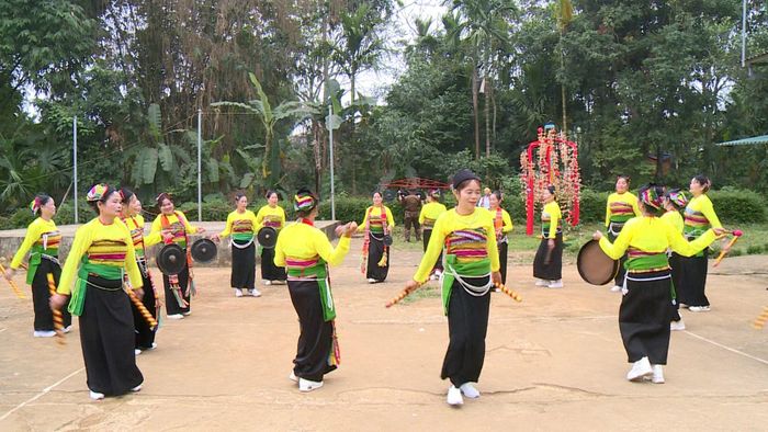 Đội văn nghệ thôn Ràm Duộng, xã Thạch Lập biểu diễn hòa tấu cồng chiêng.