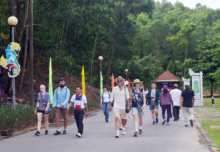 Du khách tham quan Mỹ Sơn trong năm 2025. Ảnh: KHÁNH LINH