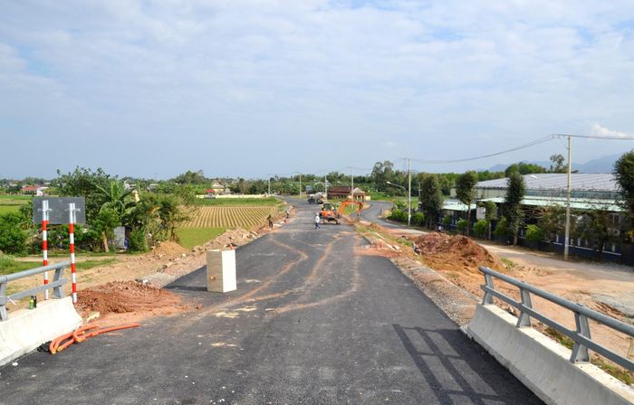 Đường dẫn phía xã Gò Nổi đã thảm bê tông nhựa lớp 1. Ảnh: CÔNG TÚ
