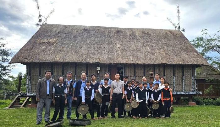 Văn hóa cồng chiêng chính là điểm nhấn tạo nên bản sắc riêng của làng du lịch cộng đồng Mơ Hra - Đáp. Ảnh: T.Lợi
