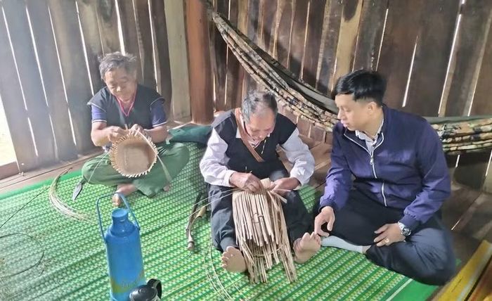 Đan lát là một trong những nghề truyền thống của người dân làng Mơ Hra - Đáp. Ảnh: T.Lợi