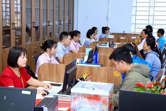 Người dân đến giải quyết thủ tục hành chính tại Trung tâm Phục vụ hành chính công xã Nam Dong, tỉnh Lâm Đồng