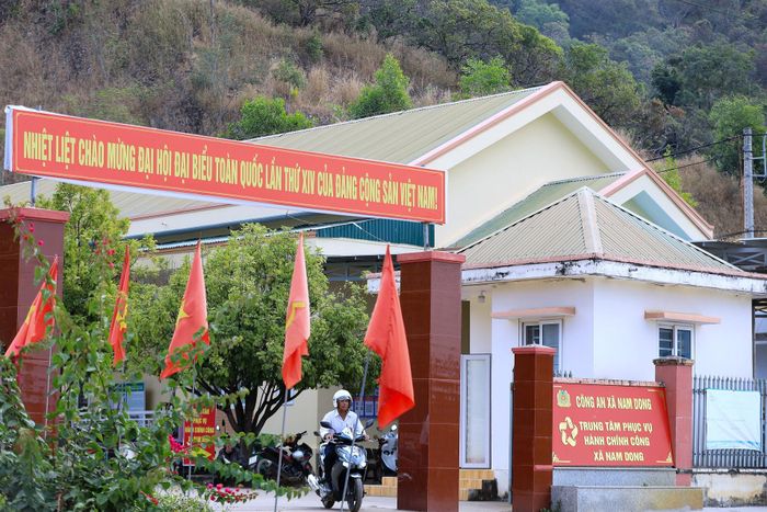Trụ sở Trung tâm Phục vụ hành chính công và UBND xã Nam Dong, tỉnh Lâm Đồng rực rỡ những ngày cuối năm