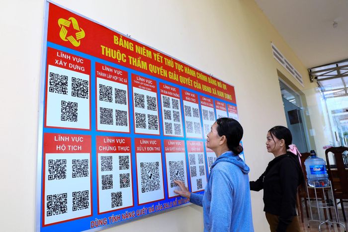 Người dân tham khảo bộ thủ tục hành chính tại Trung tâm Phục vụ hành chính công xã Nam Dong, tỉnh Lâm Đồng
