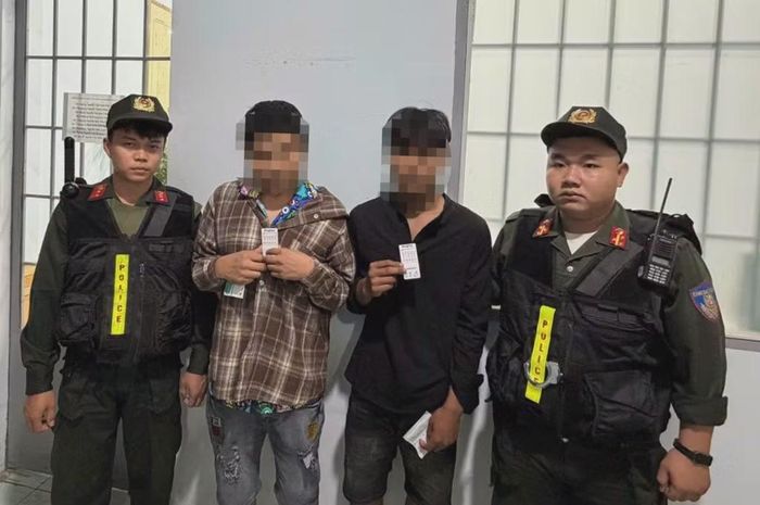 Đưa hai đối tượng nghiện hút về trụ sở để lập hồ sơ xử lý.