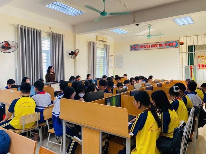 Xã Phúc Thọ đầu tư, trang bị phòng máy tính kết nối internet cho các nhà trường trên địa bàn. Ảnh: PT
