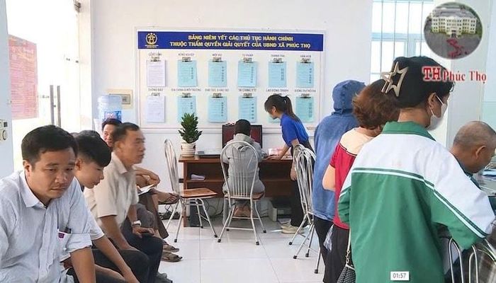 Điểm phục vụ hành chính công xã Phúc Thọ minh bạch toàn bộ danh mục, quy trình, thời gian giải quyết thủ tục hành chính. Ảnh: PT