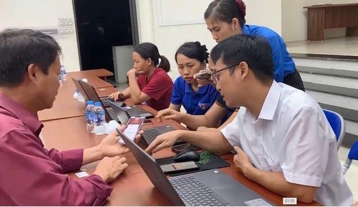 Cán bộ và đoàn viên, thanh niên xã Phúc Thọ hướng dẫn người dân thực hiện các thủ tục hành chính trực tuyến. Ảnh: PT