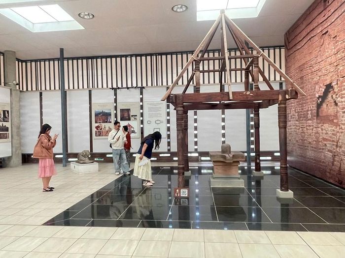 Du khách tham quan Bảo tàng Mỹ Sơn