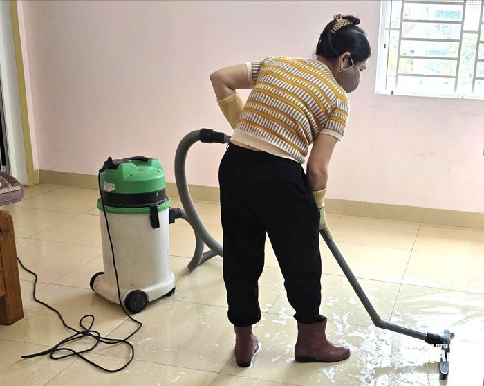 Các đội nhóm dịch vụ dọn vệ sinh trang bị máy móc, dụng cụ chuyên nghiệp hỗ trợ công việc. Ảnh: Hoài Thu