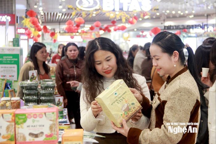 Các mặt hàng được vào siêu thị phải qua các bước kiểm tra nghiêm ngặt hơn hơn so với ngoài thị trường. Ảnh: Quang An