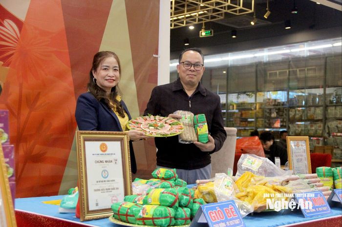 Sản phẩm giò bê Nghệ An được vào siêu thị. Ảnh: Quang An