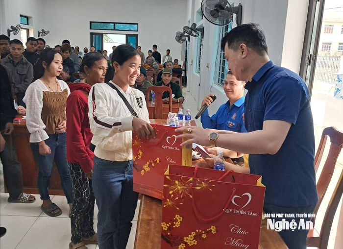 Những phần quà góp phần giúp các gia đình khó khăn có thêm điều kiện đón Tết Nguyên đán đầm ấm, đủ đầy hơn. Ảnh: Lữ Phú