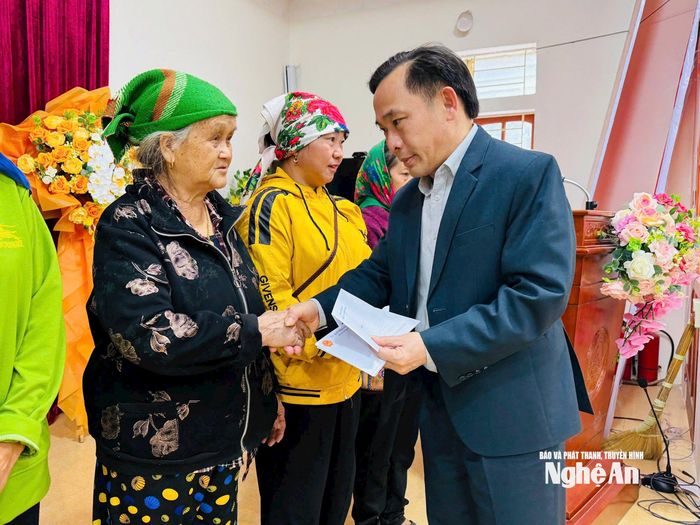 Những món quà thể hiện tấm lòng nhân ái và tình cảm sẻ chia, quan tâm của cán bộ cơ quan Đảng ủy Các cơ quan Đảng tỉnh và các nhà tài trợ.