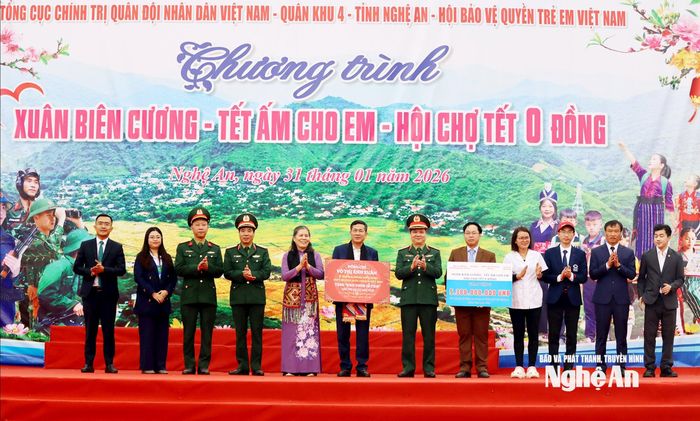 Đại diện Ban Tổ chức chương trình trao tặng biểu trưng quà tặng cho lãnh đạo tỉnh Nghệ An và xã Tam Thái. Ảnh: Diệp Thanh