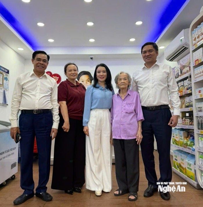 Các đồng chí lãnh đạo tỉnh thăm bà Lê Nguyễn Hồng Minh.