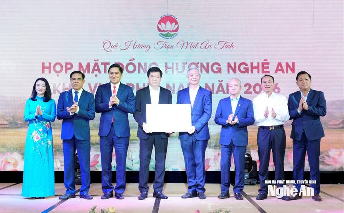 Hội đồng hương Nghệ An tại Thành phố Hồ Chí Minh trao ủng hộ 500 triệu đồng vào Quỹ Vì người nghèo tỉnh Nghệ An. Ảnh: Phạm Bằng
