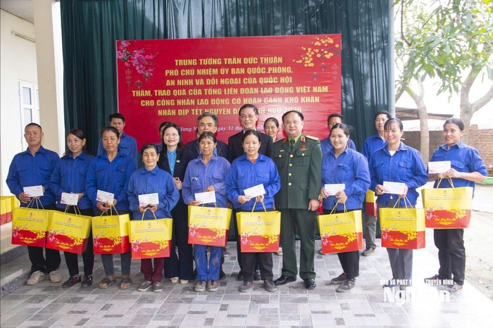 Trung tướng Trần Đức Thuận – Phó Chủ nhiệm Ủy ban Quốc phòng, An ninh và Đối ngoại của Quốc hội trao quà Tết cho công nhân, lao động. Ảnh: Mai Hương
