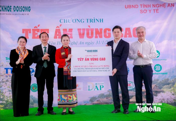 Đồng chí Vũ Mạnh Hà - Ủy viên dự khuyết Ban Chấp hành Trung ương Đảng, Thứ trưởng Thường trực Bộ Y tế trao biểu trưng chương trình cho lãnh đạo tỉnh Nghệ An. Ảnh: Thành Chung