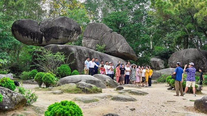 Hòn Trống Mái trên núi Trường Lệ, phường Sầm Sơn - điểm đến hấp dẫn du khách khi đến với xứ Thanh.