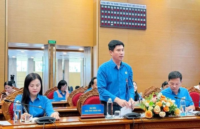 Đại diện lãnh đạo LĐLĐ tỉnh Thanh Hóa phát biểu tại hội nghị.