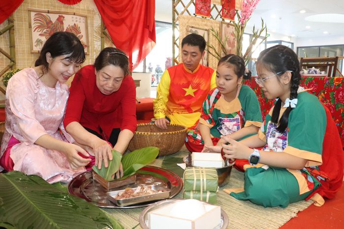 Lễ hội Tết Việt - Bính Ngọ 2026 tái hiện sinh động không gian Tết truyền thống với hoạt động gói bánh chưng, làm bánh in... Ảnh: NGỌC HÀ