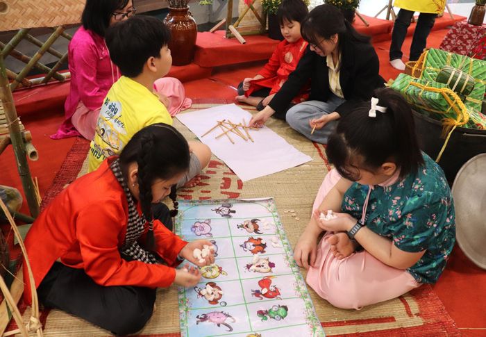 Các trò chơi ô ăn quan, banh nẻ... thu hút trẻ em tham gia. Ảnh: NGỌC HÀ