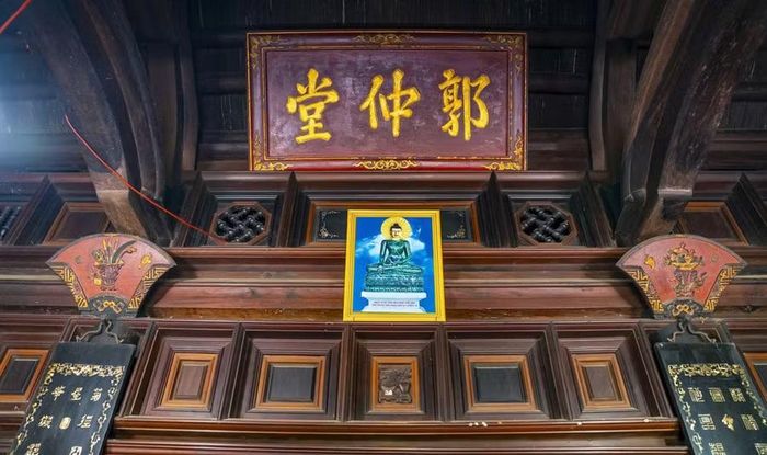 Trong không gian thờ tự, hoành phi mang ý nghĩa xác lập danh phận dòng họ, thể hiện sự tôn nghiêm và truyền đời. Ảnh: Dũng Nhân