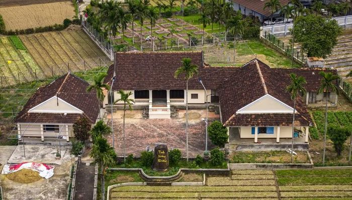 Hàng cau không chỉ tạo cảnh quan, mà còn góp phần tôn lên kiến trúc nhà cổ với mái ngói rêu phong bền bỉ qua thời gian. Ảnh: Dũng Nhân