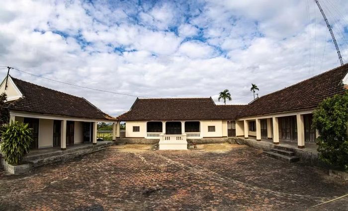 Toàn cảnh một ngôi nhà cổ hơn 300 năm tuổi ở làng Thuận Nghĩa. Ảnh: Dũng Nhân