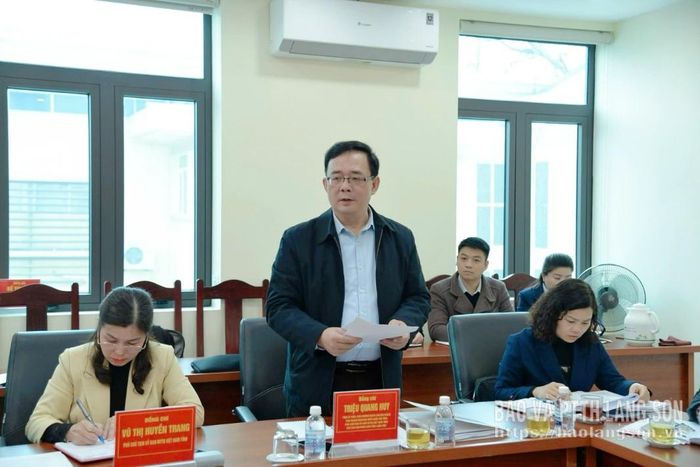 Đồng chí Triệu Quang Huy, Tỉnh ủy viên, Phó Trưởng đoàn chuyên trách Phụ trách Đoàn đại biểu Quốc hội tỉnh, Phó Chủ tịch Ủy ban MTTQ Việt Nam tỉnh, Chủ tịch Hội Nông dân tỉnh phát biểu tại buổi làm việc