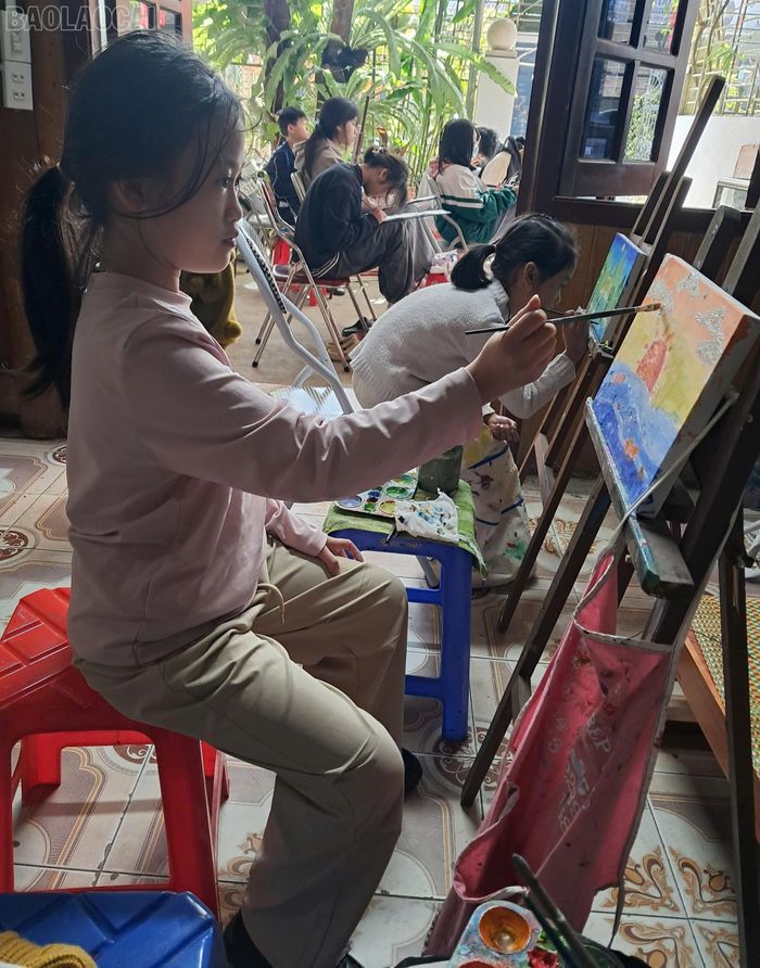  Em Lê Nhã Uyên say sưa trong giờ học vẽ. 