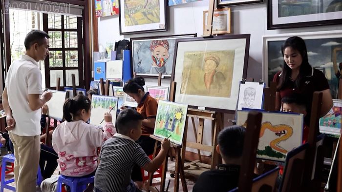  Thầy Nguyễn Ngọc Duẩn (áo trắng) và cô Hà Thị Ninh Thuận (áo nâu) hướng dẫn học sinh thực hành vẽ các tác phẩm hội họa. 