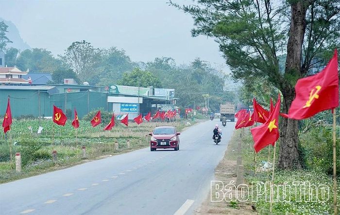 Con đường qua Mường Động rực sắc cờ những ngày đầu Xuân.