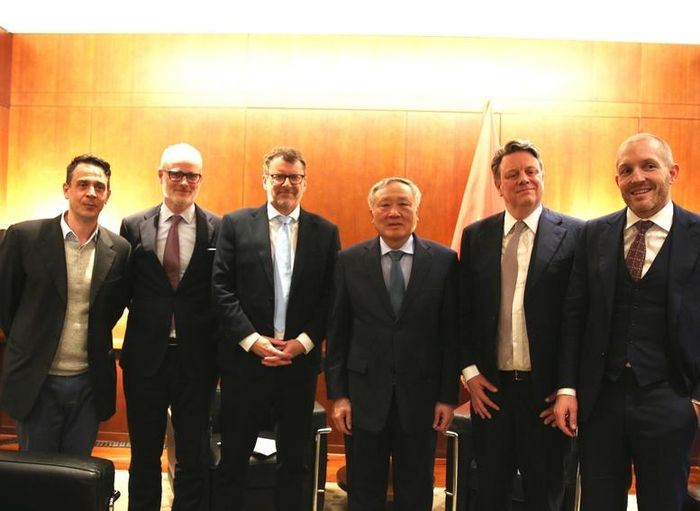 Phó Thủ tướng làm việc với lãnh đạo Công ty chứng khoán Maverix Securities và công ty Swisscoins - Ảnh: VGP/Nguyễn Hoàng