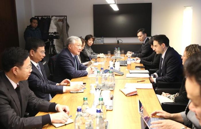 Phó Thủ tướng Thường trực Chính phủ Nguyễn Hòa Bình làm việc với UBS Group AG - Ảnh: VGP/Nguyễn Hoàng